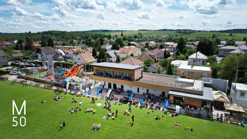 Pohled na víceúčelové sportoviště v Měříně, M50